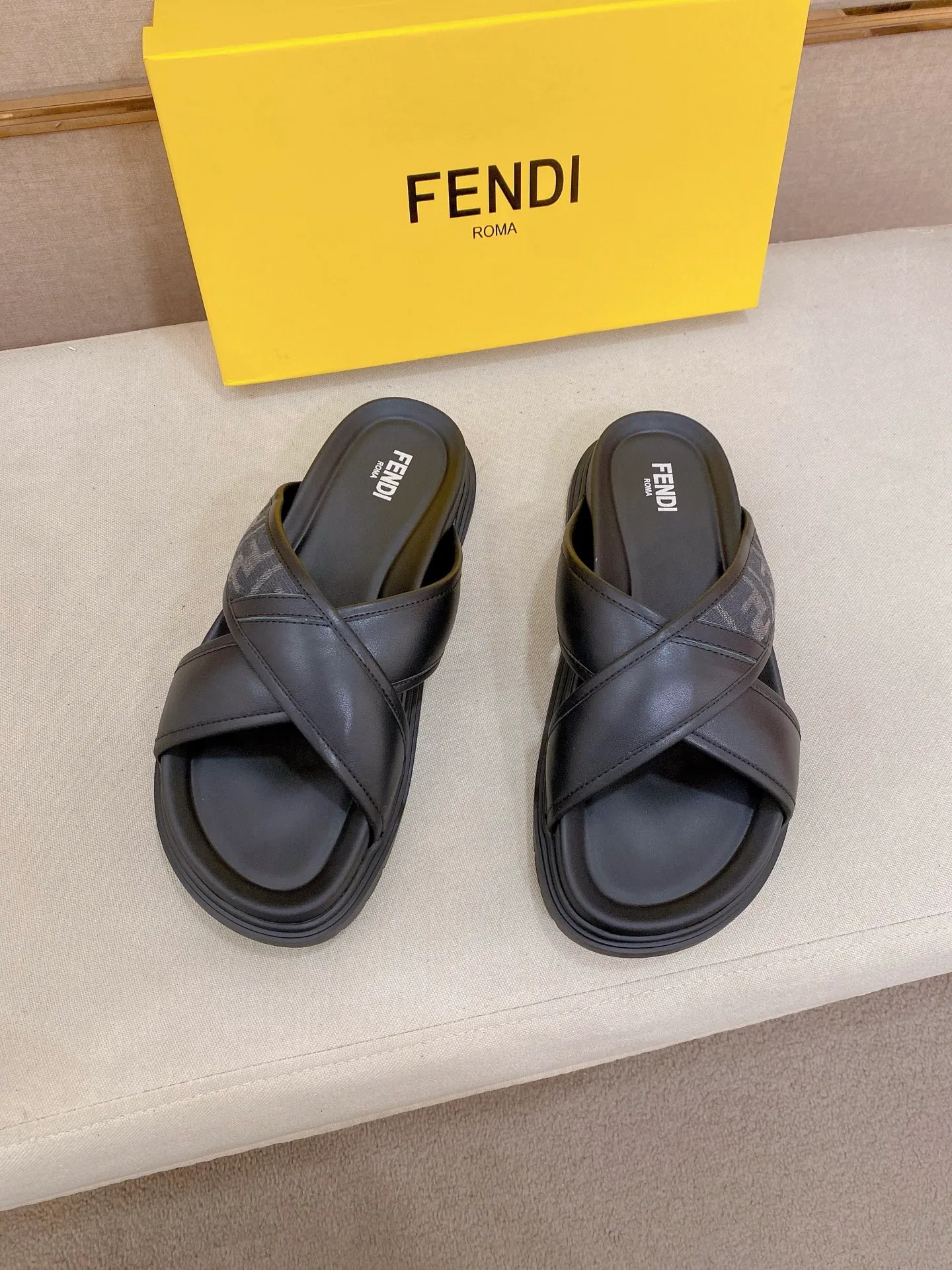 Factory price: 320💰 [Fendi Slippers] High-end brand of men's shoes, official website 1:1 latest masterpiece: original mold customization, the fabric is made of imported original materials, upgraded outsole, lighter and non-slip. The market's top quality, simple yet tasteful, a must-have for fashionistas, fashionable at your feet, full of confidence, the same style at the counter 👍The season of summer slippers is here. Code: 38-44 (45 is custom-made and cannot be returned or exchanged)